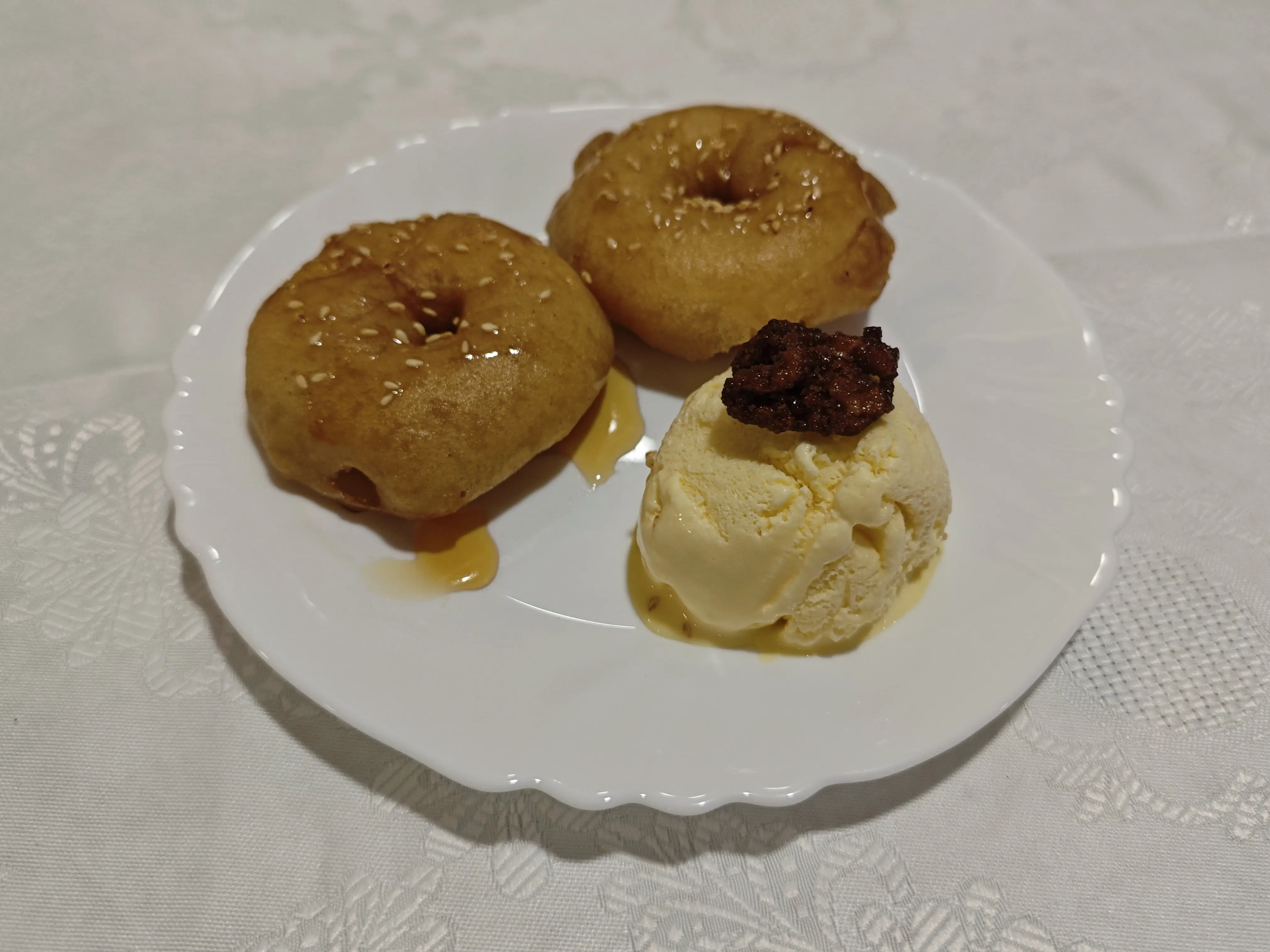 Piña frita con helado