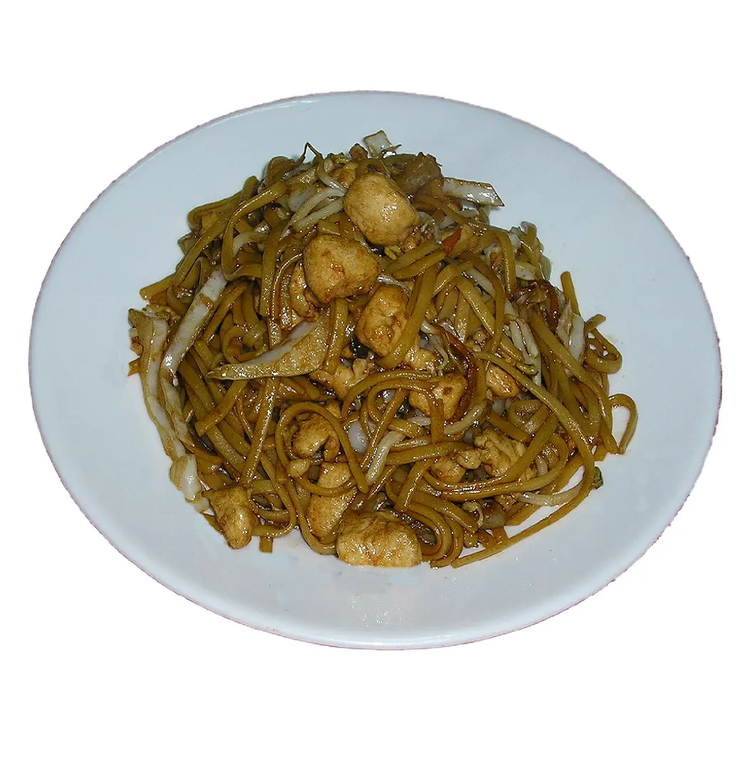 Tallarines fritos con pollo